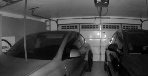 Momentul când geamul unei mașini Tesla se sparge de la sine, în garaj